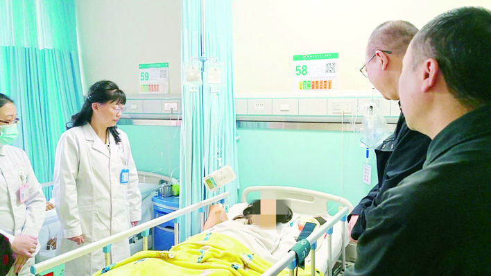 献血者车祸遇险 社会为她“输血”