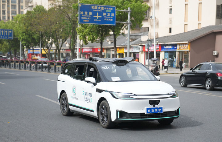 自动驾驶网约车行驶在重庆永川城区